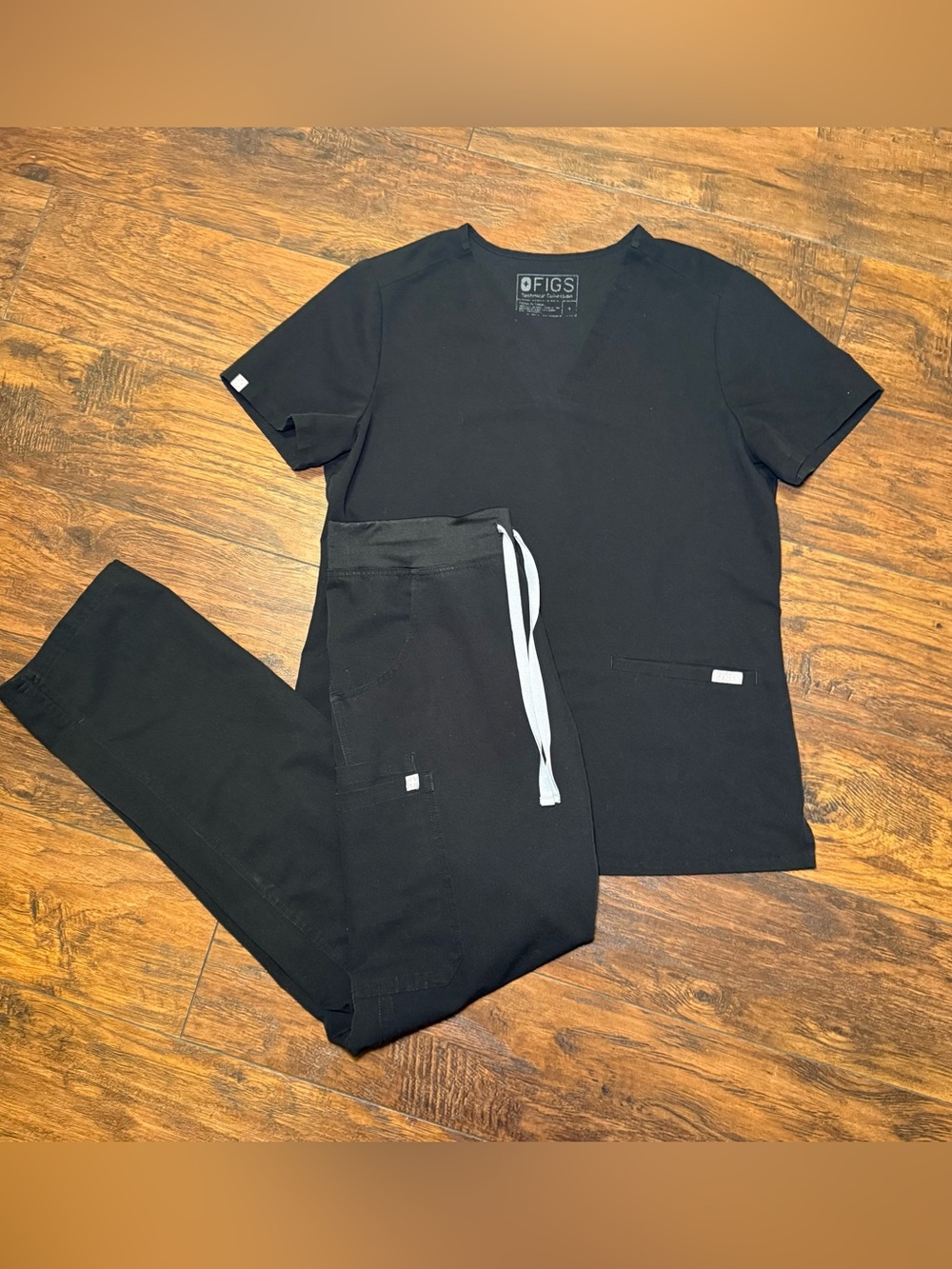 FIGS Scrub Set: Casma 3-Pocket Top (S) & Kade Cargo Pants (Small-Tall) - Black